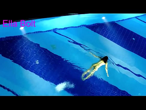 ❤️ No puc parar de mirar-la, jove rossa presa nedant nua a la piscina del complex ELLA BOLT ❤ Putes a nosaltres ❌️