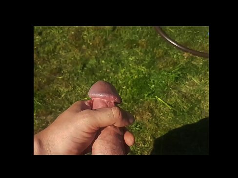 ❤️ Una guapa calenta es folla el seu cony rosa i es corre amb un esquitxat en un jardí d'estiu ❤ Putes a nosaltres ❌️